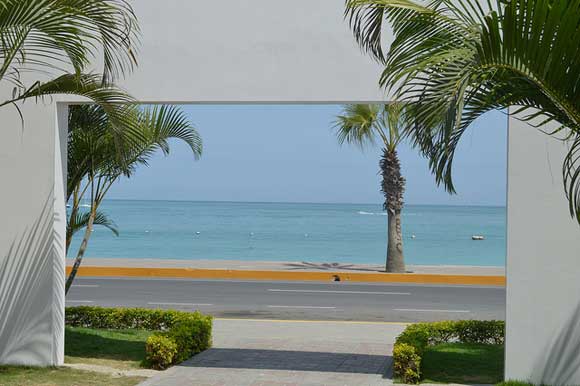 Drawing a Winning Hand in Beach-Town Ecuador