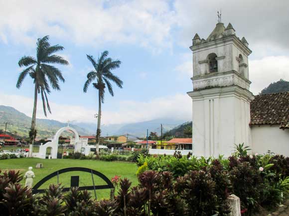 Country Living Close to Big-City Amenities in the Orosí Valley